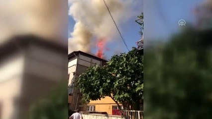 Tenekede tavuk pişirirken evi yakıyordu