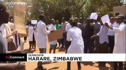 شاهد: أطباء يتظاهرون في زمبابوي مطالبين بالافراج عن زعيم نقابي تم "اختطافه"