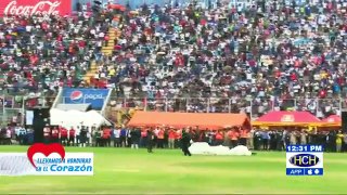 Momento en que descienden Paracaidistas al Estadio Nacional en Desfiles Patrios en la capital