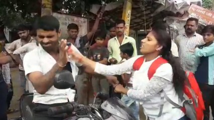 छात्रा ने सैंडिल से मनचले को पीटा, फिर भीड़ ने भी की धुनाई, हाथ मिलाकर थानेदार बोले- शाबास बिटिया!