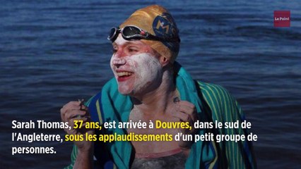 En rémission de son cancer du sein, elle traverse quatre fois la Manche à la nage sans s'arrêter