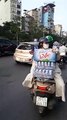 Dáng ngồi xe máy độc của cô gái trên phố Hà Nội
