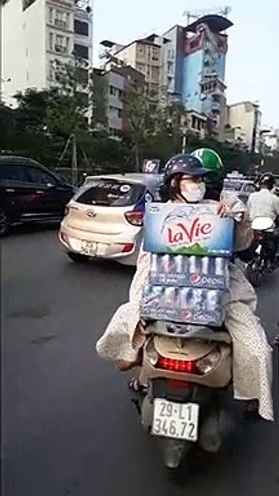 Dáng ngồi xe máy độc của cô gái trên phố Hà Nội