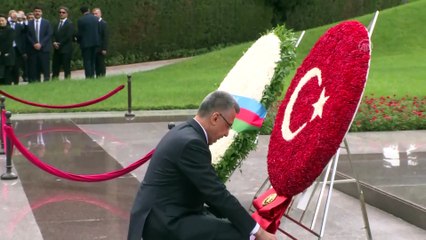 Cumhurbaşkanı Yardımcısı Oktay, Haydar Aliyev'in kabrini ziyaret etti  - BAKÜ