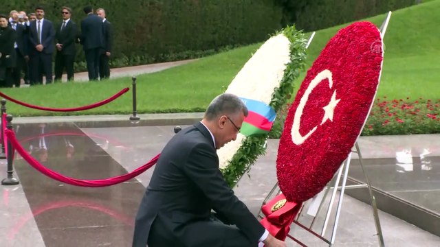 Cumhurbaşkanı Yardımcısı Oktay, Haydar Aliyev'in kabrini ziyaret etti - BAKÜ
