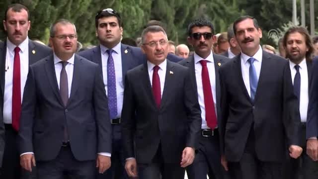 Cumhurbaşkanı Yardımcısı Oktay, Haydar Aliyev'in kabrini ziyaret etti