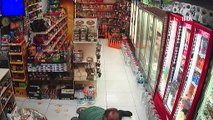 Beyoğlu’nda marketten para çalan hırsız sert kayaya çarptı