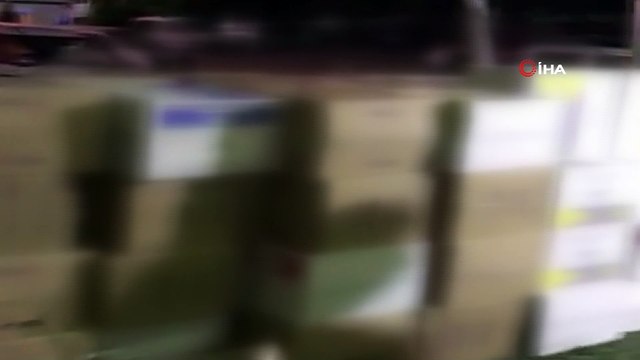 Gazete kaplı camdan şüphelenen polis 240 kilo kaçak tütün yakaladı