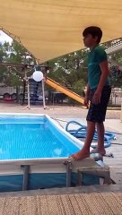 Marcher en équilibre sur le bord de la piscine ? Raté !