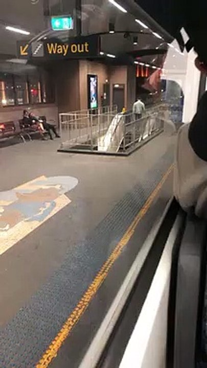 Il marche à l'envers sur l'escalator... sans fin !