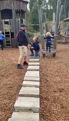 Papa a pas le même équilibre que sa fille..