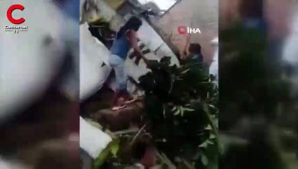 Kolombiya’da evin çatısına uçak düştü: 7 ölü