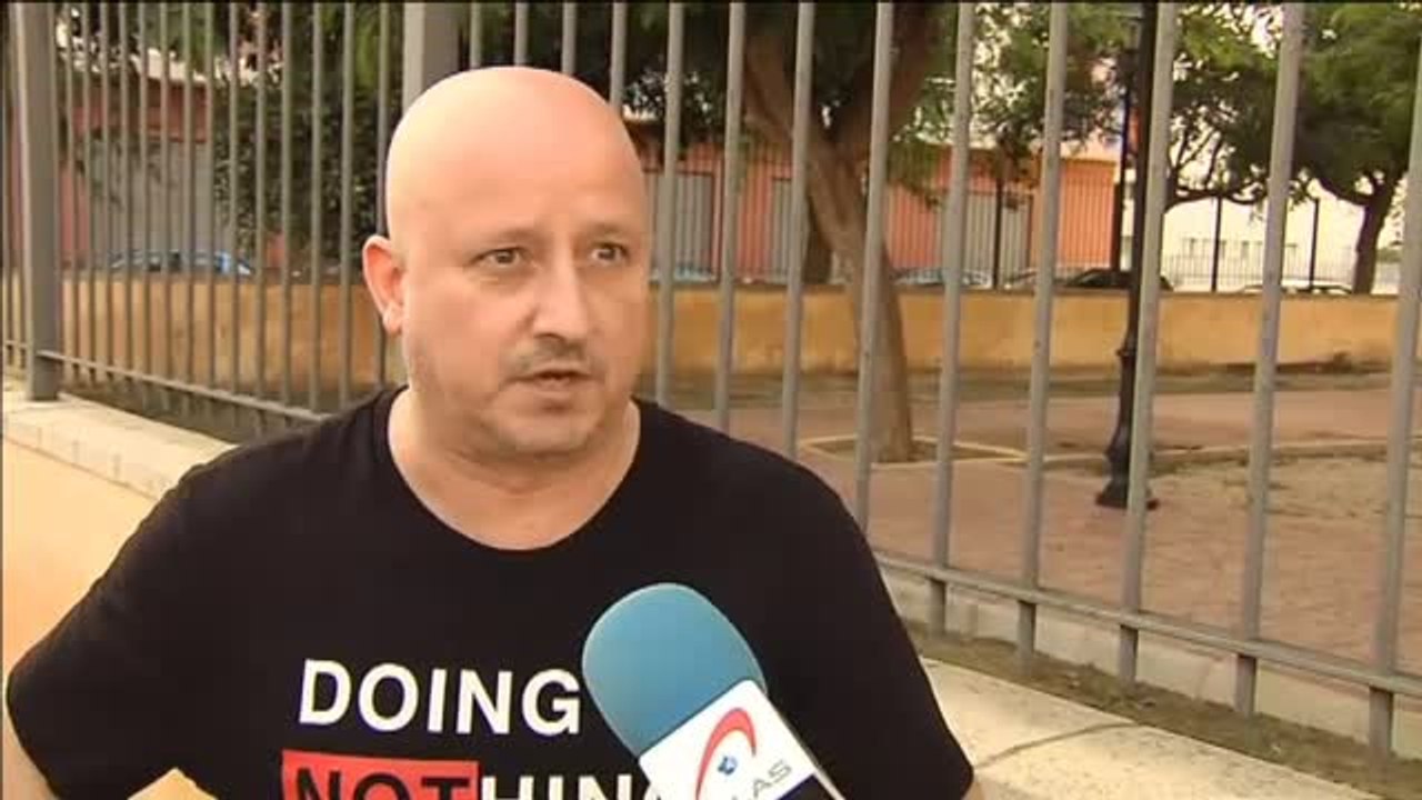 En Almoradí siguen sin agua potable y aislados en sus casas por la gota fría