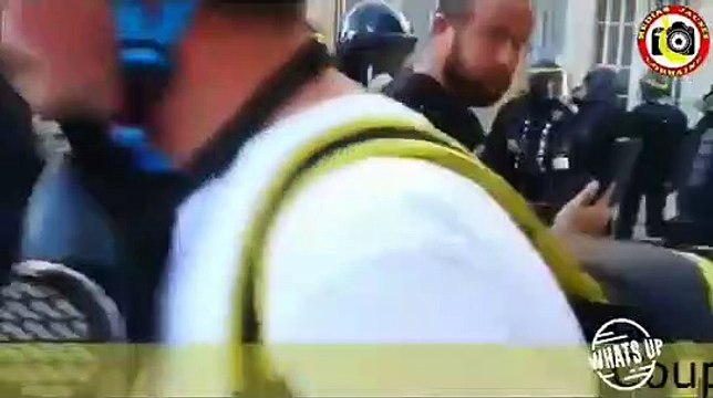 Gilets Jaunes: La vidéo d'un CRS donnant un grand coup de matraque dans le visage d'un manifestant provoque des dizaines de réactions sur les réseaux sociaux