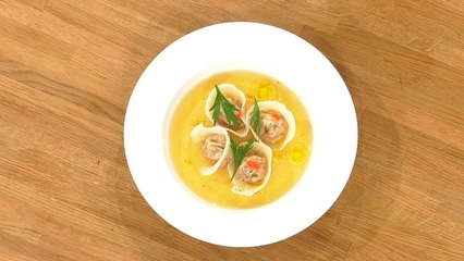 Ravioles de poisson et bouillon au curcuma