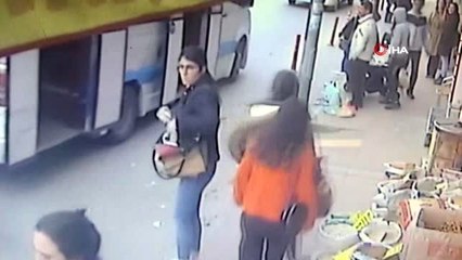 Herkesin gözü önünde kadının cebinden telefonu böyle çaldı
