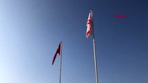 Kktc başbakanı ile milli eğitim bakanı, türk bayrağının çalındığı okula gitti