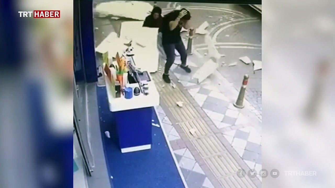 Kaldırımda yürürlerken üzerlerine dış cephe kap...