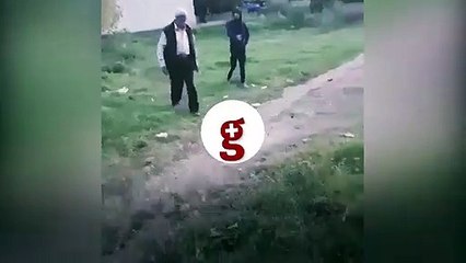 Yaşlı adam köpeğe ve çocuğa taş attı
