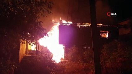 Ordu'da 4 ahşap ev alevlere teslim oldu