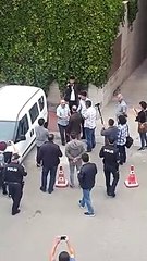 KHK'lı Yıldırım'ın AKP binası önündeki eylemi, başlar başlamaz gözaltıyla bitti