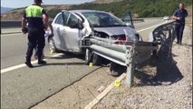 Report TV - E mitura vdes në një aksident në Rrugën e Kombit, babai shofer përplaset me bordurën