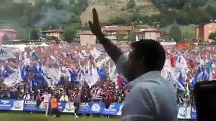 Скачать видео: Pontida 2019, Salvini sale sul palco l'ovazione della folla (15.09.19)