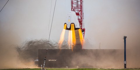 La empresa estadounidense SpaceX prueba los potentes propulsores de su "taxi espacial"' Crew Dragon