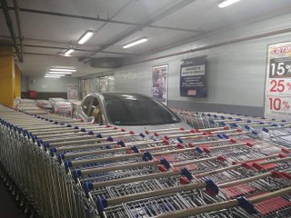 Mal garé, il va avoir une sacrée  surprise en retournant à sa voiture !