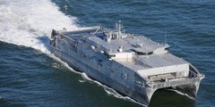 Espectaculares imágenes del catamarán  de la Armada de EE.UU.  USNS Yuma entrando en aguas del mar Negro