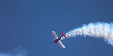 Afortunado transeúnte "escapa en tablas" de morir aplastado por una avioneta que se estrella a escasos milímetros