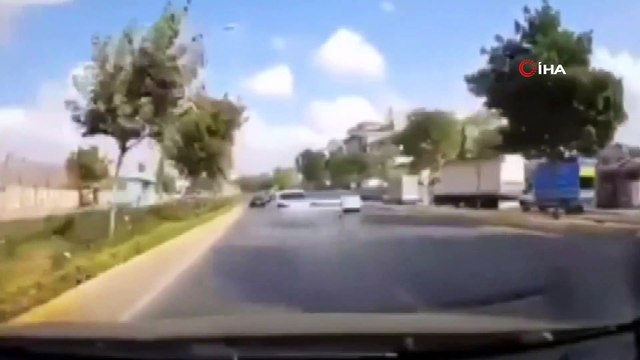 Trafikte makas atan magandalar kırmızı ışıkta bekleyen araca böyle çarptı