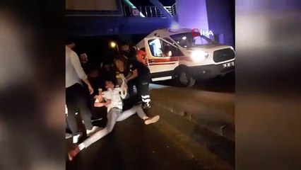 Seyir halindeki araçtan atladı, yardımcı olmak isteyenlere saldırmaya kalktı