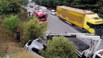 Alkollü sürücünün kontrolünden çıkan otomobil ağaca asılı kaldı