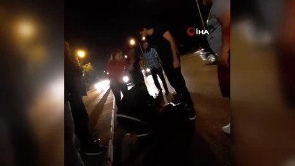 Seyir halindeki araçtan atladı, yardımcı olmak isteyenlere saldırmaya kalktı