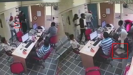 उदयपुर में द‍िनदहाड़े फायर‍िंंग करते हुए लुटेरों ने बैंक में मचाई दहशत