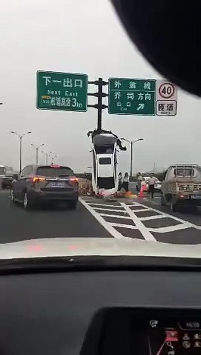 VÍDEO: Ni hecho aposta dejas el coche en esa posición… ¡ver para creer!