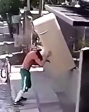 Il est parvenu à déplacer un grand réfrigérateur avec seulement son vélo