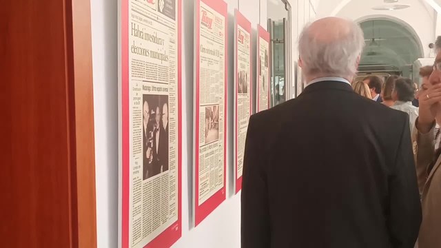 Vara inaugura una exposición sobre los aytos democráticos extremeños