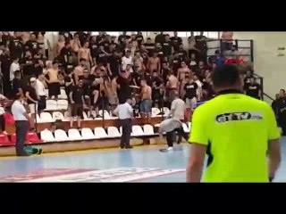 Yunan taraftarlar kadın sporculara tükürüp sahaya yağ fırlattı