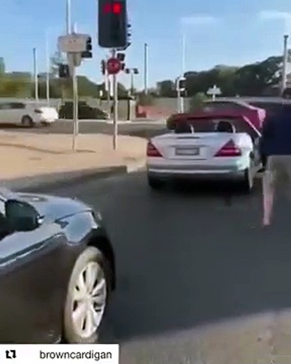 ce vieil homme a totalement perdu ses nerfs