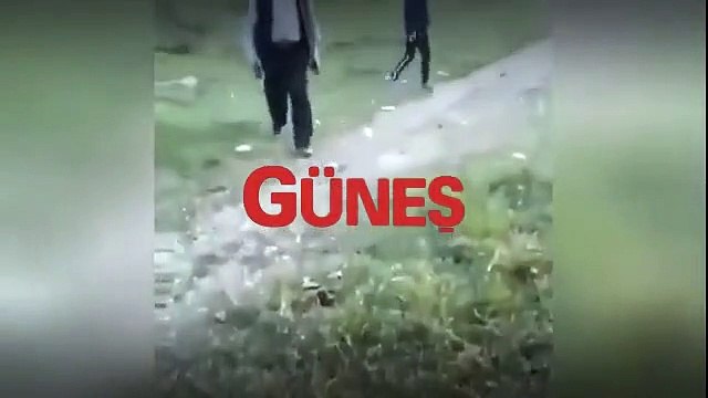 Vicdansız adam hem köpeği hem çocuğu taşladı