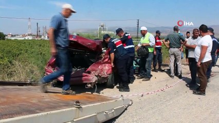 Otomobilin çarptığı yolcu minibüsü dereye uçtu: 9 yaralı