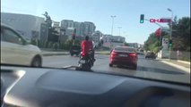 Ayağını camdan çıkararak makas atan trafik magandası yakalandı