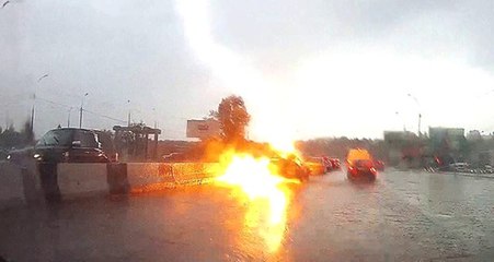 Yıldırım düşmesi sonucu alev alan araçtan sağ çıktılar!