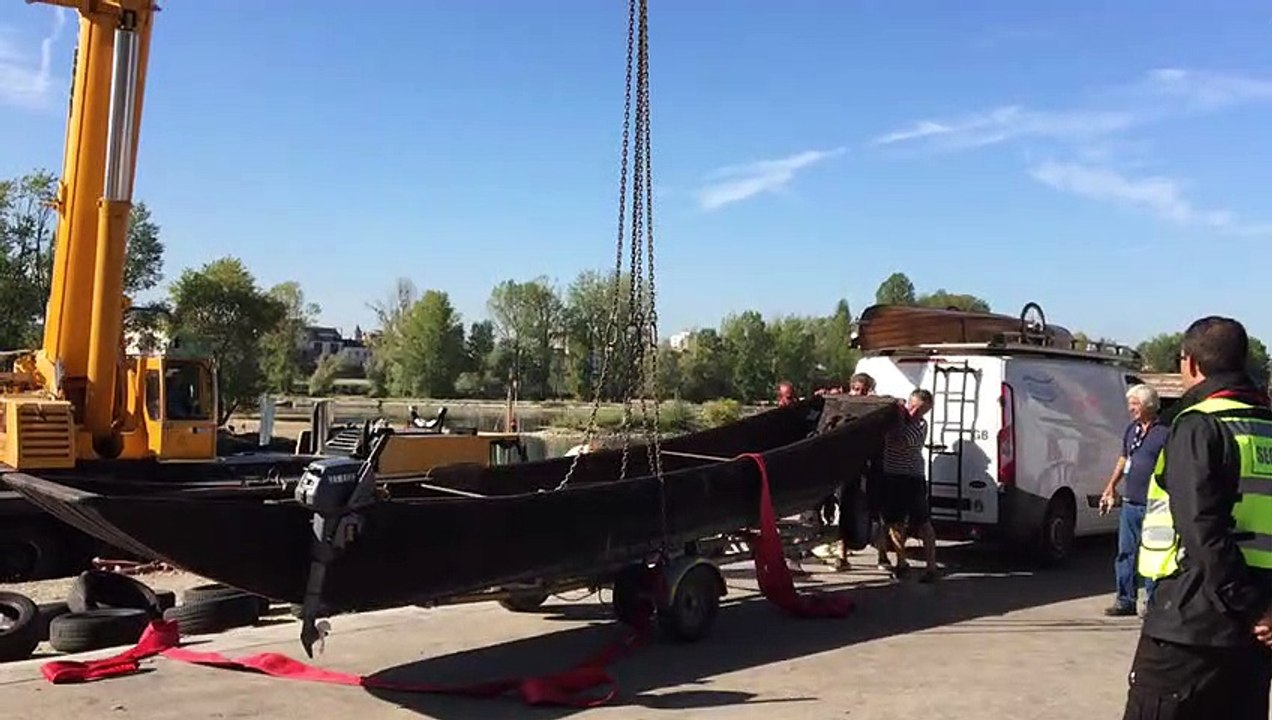 Mise à l'eau d'une embarcation avant le Festival de Loire 2019, à Orléans