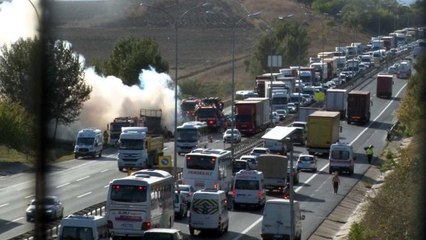 TEM'de alev alev yanan tır trafiği kilitledi