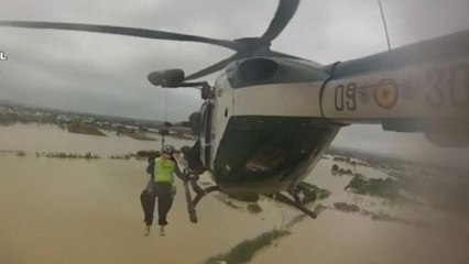 نجات حادثه‌دیدگان سیل اخیر اسپانیا با بالگرد