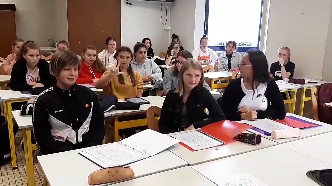 Suzon élève de seconde signe l'alphabet dans le cours de langue des signes du lycée de la Sagesse à Valenciennes
