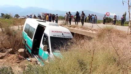 Otomobilin çarptığı yolcu minibüsü dereye uçtu: 9 yaralı